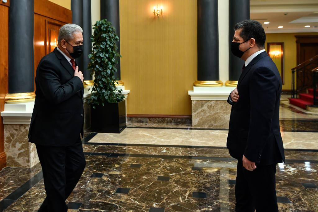 Kurdistan Region Prime Minister Masrour Barzani (right) receives Abdul-Ghani al-Asadi, head of the Iraqi National Security Agency. (Photo: KRG)